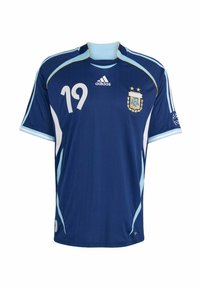 Maglia da calcio argentina di colore blu scuro con il numero 19, logo Adidas, stemma AFA e dettagli azzurri e bianchi.