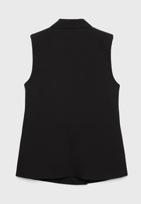 Zwarte mouwloze vest met een getailleerd ontwerp, voorzien van een gesneden kraag en een gladde textuur, met een rugventilatie voor gemakkelijke beweging.