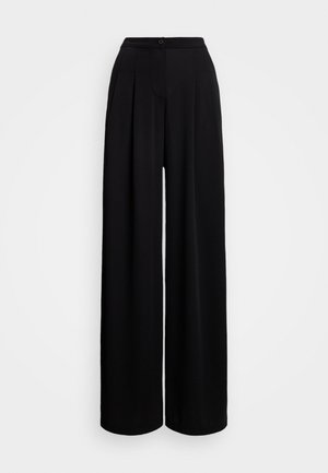 Schwarze, weit geschnittene Hose mit hoher Taille, ausgestattet mit einer Vorderfalte, Gürtelschlaufen und einem Ein-Knopf-Verschluss. Glattes Material ohne Muster.