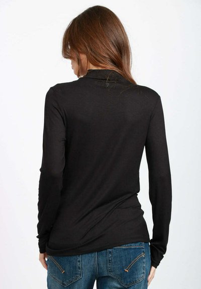 Maglietta nera a maniche lunghe con un design aderente. Tessuto liscio e elastico con una leggera lucentezza. Il retro presenta un piccolo dettaglio decorativo sul colletto.