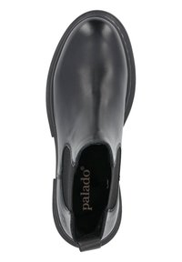 Botín de cuero negro hasta el tobillo con paneles elásticos laterales, puntera redondeada y suela de goma plana. Presenta un logo en la plantilla y textura suave.