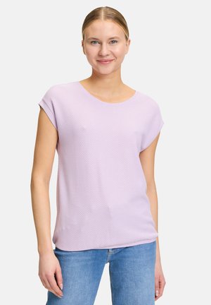 Lila Kurzarmoberteil mit einem strukturierten, netzartigen Design. Hat einen runden Halsausschnitt, einen lässigen Schnitt und wird mit hellblauen Jeans kombiniert.