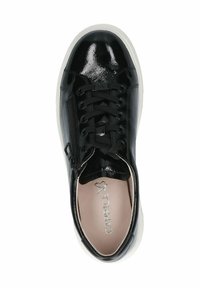 Baskets en cuir verni noir avec fermeture à lacets, détail zippé et semelle en caoutchouc blanche. Présentent une texture lisse et un marquage sur la semelle intérieure.