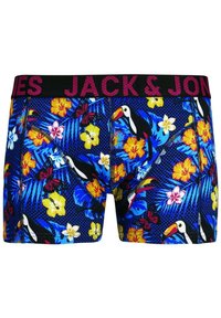 Shorts bleus à motifs avec des fleurs tropicales, des toucans et des papillons. Ceinture noire avec "JACK & JONES" en texte rose en gras.