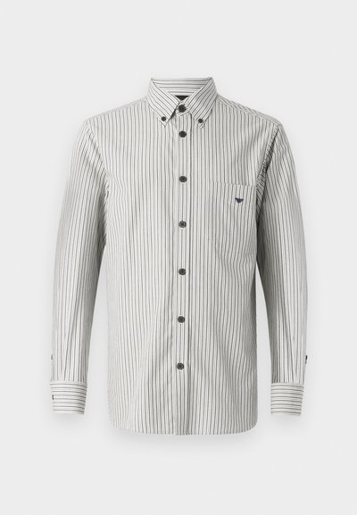 Knappe skjorte i hvit med smale svarte striper. Har krage, lange ermer, frontlomme og mørke knapper. Laget av bomullsstoff.