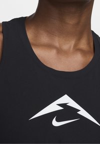 Czarny sportowy top bez rękawów z okrągłym dekoltem, z białym trójkątnym logo i swooshem, wykonany z gładkiego, cienkiego materiału.