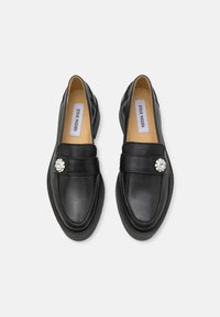 Svarta läderloafer med rund tå, försedd med ett band med en dekorativ rhinestone-accent och en låg profilerad gummisula.