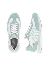 Des baskets blanches et vert menthe avec une tige en suède et en maille, des lacets ronds et une semelle en caoutchouc texturée avec un logo sur la languette.