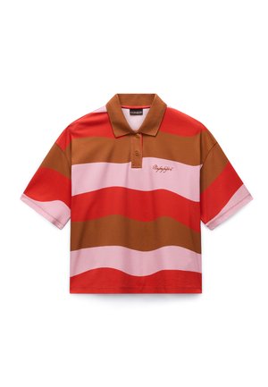 Πόλο μπλούζα με κοντά μανίκια, που διαθέτει οριζόντιες κυματιστές ρίγες σε κόκκινες, ροζ και καφέ αποχρώσεις, με γιακά και κεντημένο λογότυπο στο στήθος.