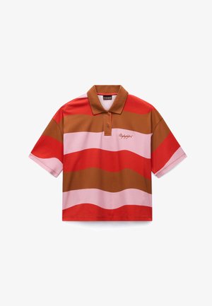 Rövid ujjú galléros póló, piros, rózsaszín és barna hullámos vízszintes csíkozással, gallérral és a mellrészen hímzett logóval.