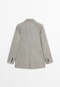 Maatwerk grijze blazer met een klein zwart-wit ruitpatroon, lange mouwen en drie zwarte knopen op elke manchet, gezien vanuit de achterkant.