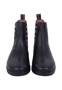 Czarne skórzane botki za kostkę z elastycznymi panelami bocznymi, zdobionymi paskowanym wzorem w kolorach granatowym, czerwonym i białym. Gładka tekstura i zaokrąglony nosek.