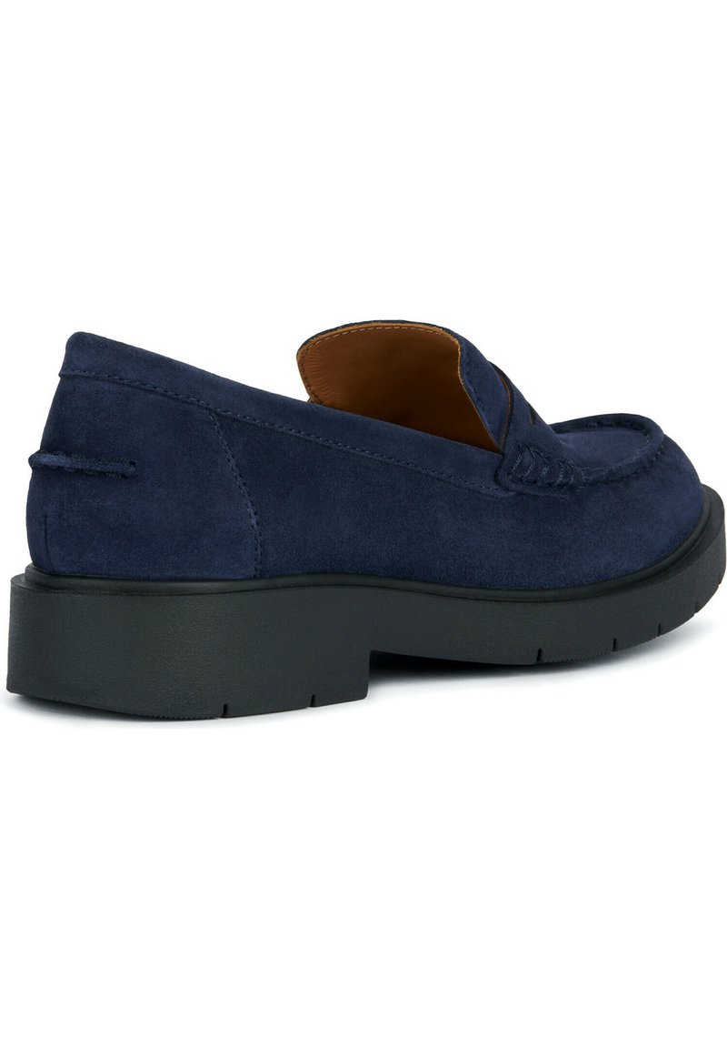 Granatowe zamszowe mokasyny wsuwane z okrągłym noskiem i niską czarną platformą. Posiadają detale przy szyciu oraz gładką podszewkę.