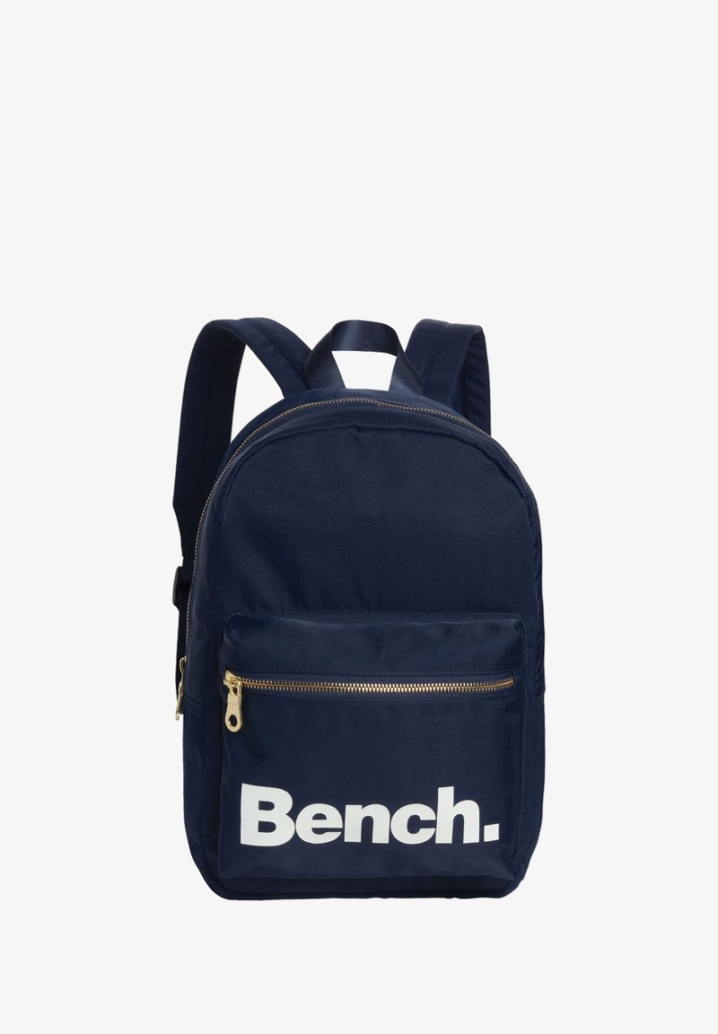 Marineblauwe rugzak gemaakt van stof; voorzien van een groot hoofdvak, een voorvak met ritssluiting en het witte "Bench."-logo op de voorkant.