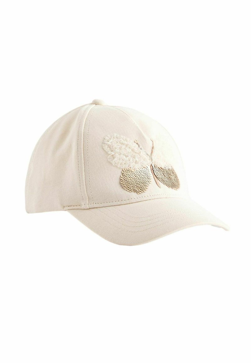 Gorra beige claro con visera curva, que presenta un bordado de mariposa blanca y dorada texturizado en el panel frontal. Material de algodón.