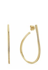 Orecchini a cerchio in oro con una forma slanciata e affusolata, caratterizzati da una fila di piccole pietre trasparenti lungo un bordo per un tocco di dettaglio in più.