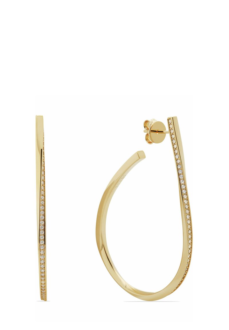 Orecchini a cerchio in oro con una forma slanciata e affusolata, caratterizzati da una fila di piccole pietre trasparenti lungo un bordo per un tocco di dettaglio in più.