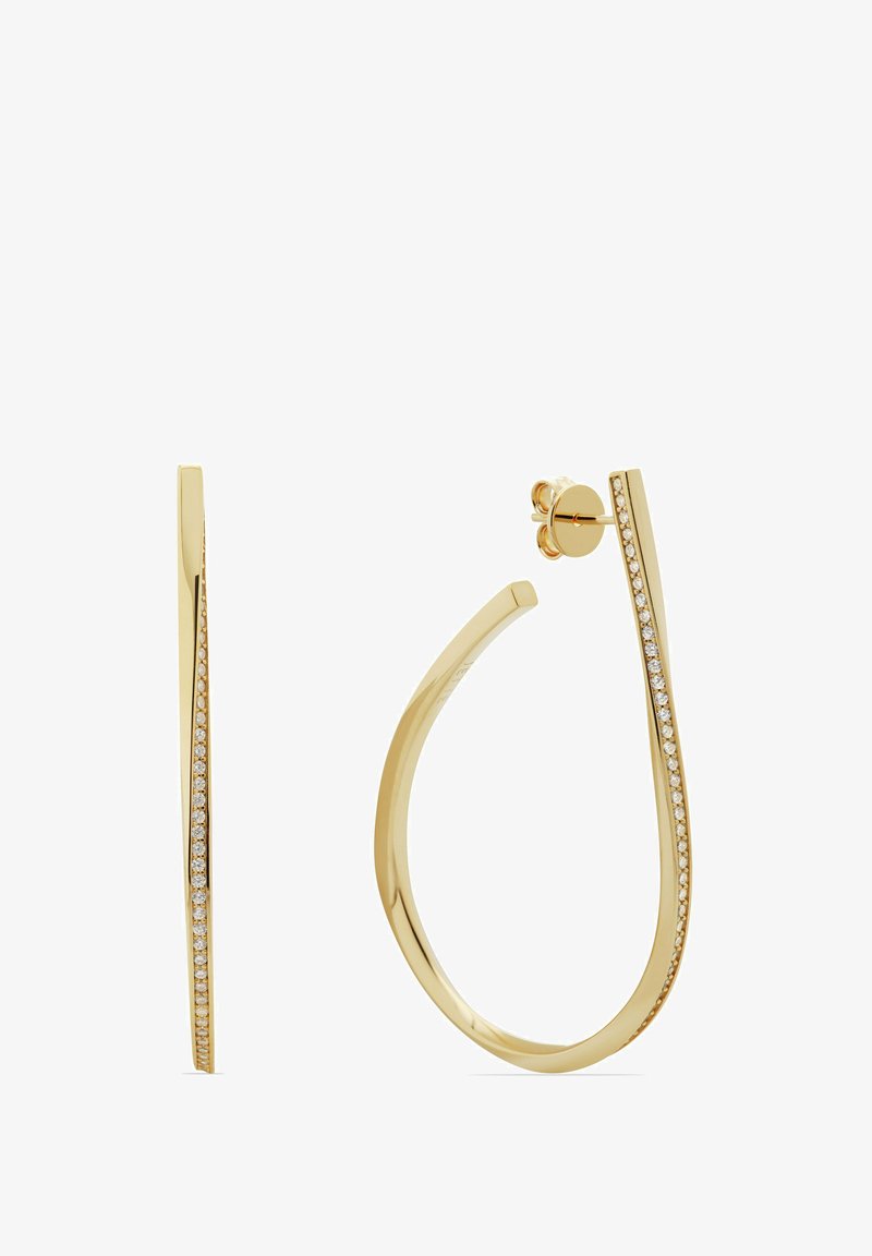 Orecchini a cerchio in oro con una forma slanciata e affusolata, caratterizzati da una fila di piccole pietre trasparenti lungo un bordo per un tocco di dettaglio in più.