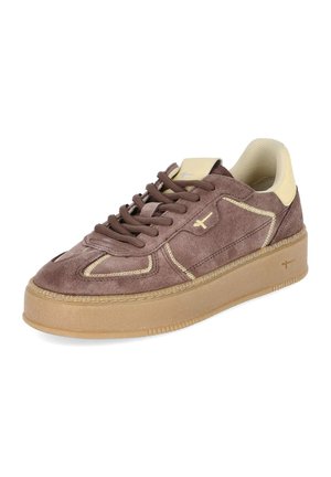 Bruine suède sneaker met dikke beige zool, bijpassende beige stiksels, veters en hielkraag, gezien vanuit de voorzijhoek.