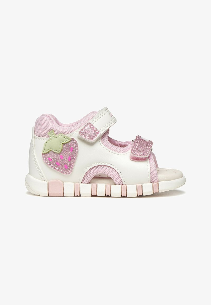 Sandale blanche et rose pour tout-petit avec écusson fraise pailleté, deux brides réglables et semelle souple segmentée.