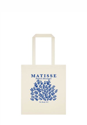 Beżowa torba typu tote z niebieskim abstrakcyjnym wzorem liści i tekstem "MATISSE Papiers Découpés The Sheaf, 1953" nadrukowanym z przodu.