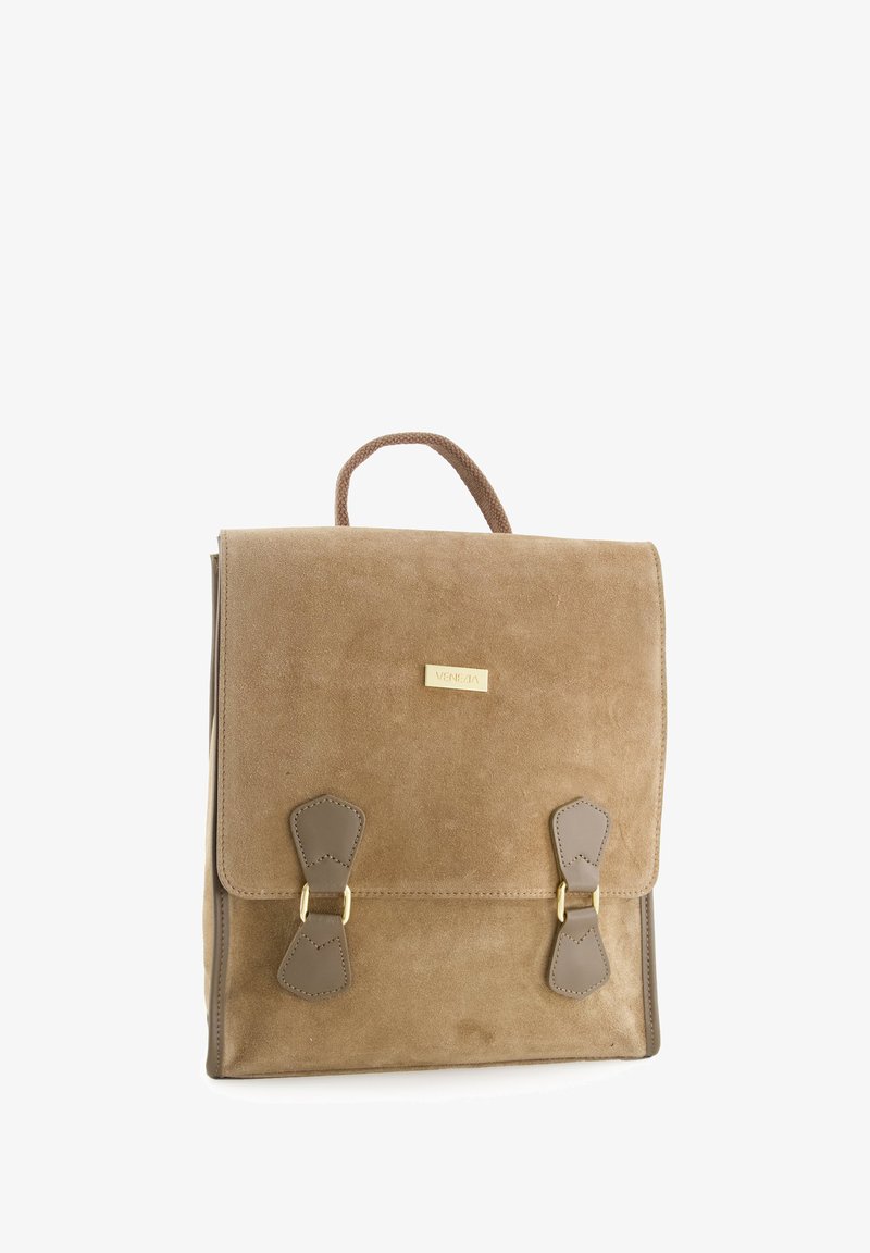 Bruine suede rugzak met een gestructureerd ontwerp, voorzien van een handvat bovenaan, tan lederen accenten, gouden hardware en twee metalen sluitingen aan de voorkant.