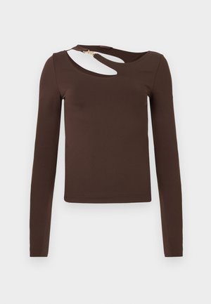 Maglietta marrone a maniche lunghe realizzata in tessuto elasticizzato, con un design a ritaglio sul collo e un dettaglio con zip dorata sulla spalla.