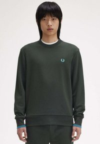 Sudadera verde oscuro con mangas largas, pu�ños acanalados y cuello redondo. Presenta un pequeño logo azul en el pecho y acentos azules contrastantes.