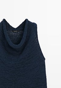 Marineblaues ärmelloses gestricktes Top mit weitem Wasserfallausschnitt und strukturiertem Muster, flach auf weißem Hintergrund liegend.