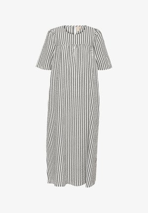 Pruhovaná šedobílá šaty s krátkými rukávy, kulatým výstřihem a volným střihem, vyrobené z lehkého materiálu.