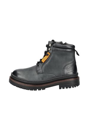 Bota de cuero negra hasta el tobillo con punta redonda, collar texturizado, cordones planos, suela de goma y detalle de etiqueta naranja. Acentos cosidos a lo largo del borde.