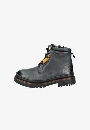 Bota de cuero negra hasta el tobillo con punta redonda, collar texturizado, cordones planos, suela de goma y detalle de etiqueta naranja. Acentos cosidos a lo largo del borde.