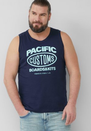 Granatowa koszulka bez rękawów z bawełny, z jasnoniebieskim nadrukiem graficznym z napisem „PACIFIC CUSTOMS BOARDS & KITS” z przodu.