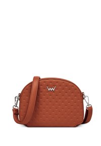 Hnědá kožená kabelka přes rameno s kulatým tvarem, texturovaná malými vyvýšenými tečkami, se stříbrnými doplňky a nastavitelným popruhem.