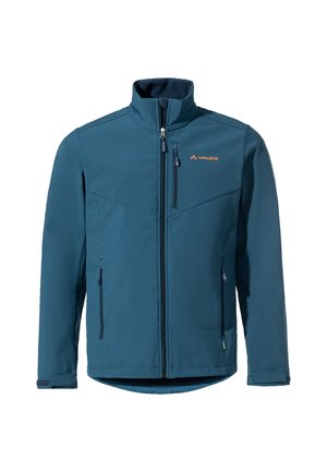 Blaue Softshelljacke mit hohem Kragen, mit Reißverschluss versehenen Brust- und Seitentaschen, mit strukturierter Oberfläche und einem kontrastierenden orangefarbenen Logo.