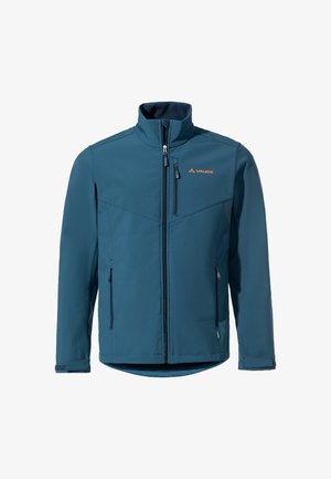 Blauwe softshell jas met een hoge kraag, ritszakken op de borst en zijkanten, met een gemêleerde afwerking en een contrasterend oranje logo.