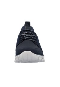 Sneaker blu navy con tomaia testurizzata, design con lacci e suola in gomma bianca con motivo a onde. Include un tassello sul tallone.