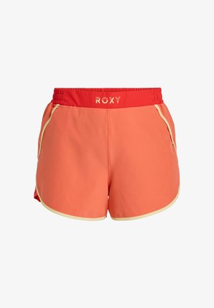 Bañador Roxy en coral con una cinturilla elástica roja; cuenta con un borde amarillo a lo largo del dobladillo y bolsillos laterales. Tela suave y ligera.
