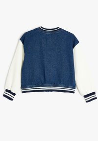 Jeansjacka med vita ärmar, ribbat marinblått och vitt krage, och randiga detaljer vid ärmsluten och nederkanten. Baksidan visar en mjuk textur och material.
