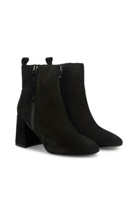 Stivaletti neri in suede con punta appuntita e tacco a blocco. Presentano cerniere su entrambi i lati e dettagli decorativi per un tocco in più.