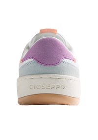 Sneaker bianca con tomaia sintetica blu chiaro, dettaglio posteriore in suede viola e linguetta arancione; suola in gomma testurizzata e marchio a rilievo.