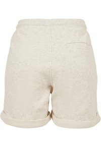 Lys beige, myke shorts laget av stoff med rullet kant, med en enkel baklomme og en avslappet passform. Enkelt og allsidig design.