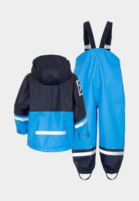 Blå regnjacka med svart huva, med reflekterande detaljer och vattentåligt material. Matchande blåa hängselbyxor med justerbara remmar.