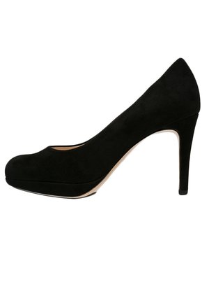 Zwarte suède pump met hoge hak, ronde neus, slank ontwerp en een slanke naaldhak. Soepele textuur en minimale accenten.