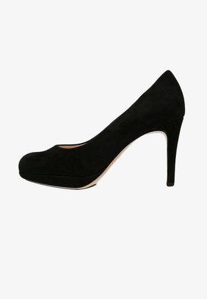 Czarny zamszowy szpiczak na wysokim obcasie z zaokrąglonym noskiem, eleganckim designem i smukłym obcasem typu szpilka. Gładka faktura i minimalistyczne akcenty.