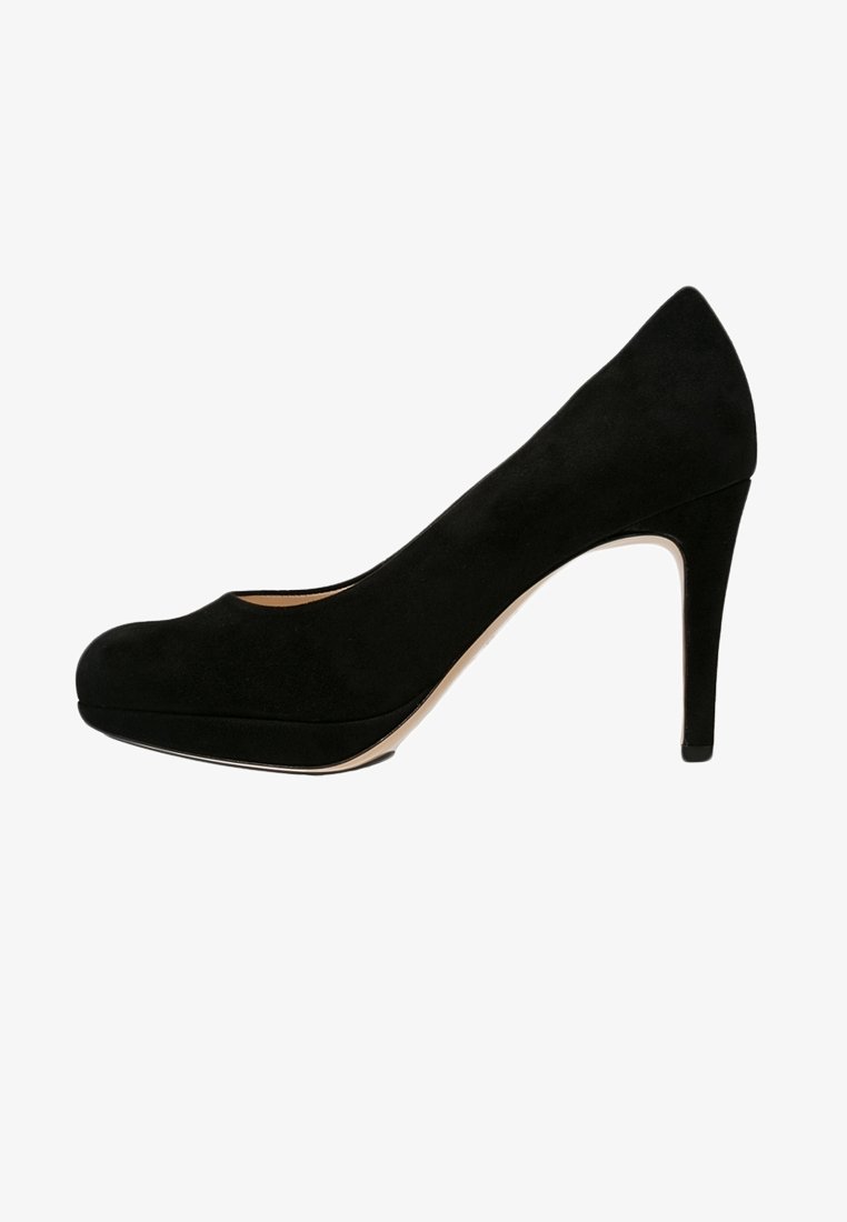 Escarpin à talon haut en daim noir avec un bout arrondi, un design élégant et un talon aiguille fin. Texture lisse et accents minimaux.
