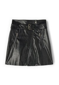 Mini falda de cuero negro con cintura ceñida mediante cinturón, dos bolsillos con cremallera, una textura elegante y un corte en A afilado. Cremalleras en la parte delantera para añadir detalle.