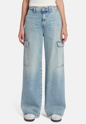 Lyseblå denim cargo-bukser med vid ben, store sidelommer, høj talje og subtil falming. Afsluttet med forstærket syning ved sømmene.