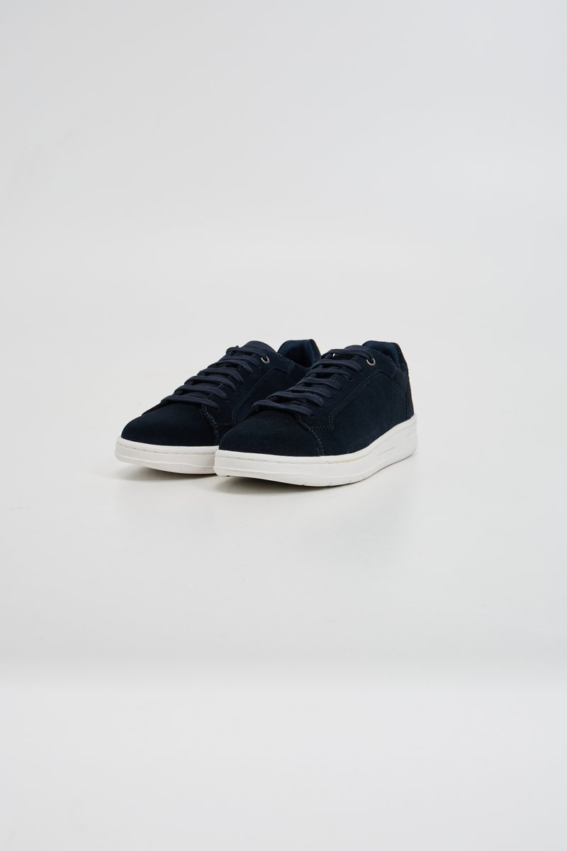 Sneakers in camoscio blu navy con suole in gomma bianca, caratterizzati da punte arrotondate, lacci piatti e design minimalista.