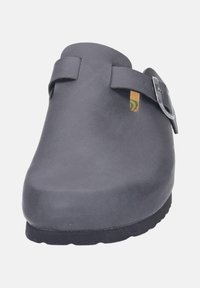 Schwarze Clogs mit runder Zehenpartie, aus glattem synthetischem Material gefertigt. Verfügt über einen Seitenverschluss und eine strukturierte Gummisohle für guten Halt.